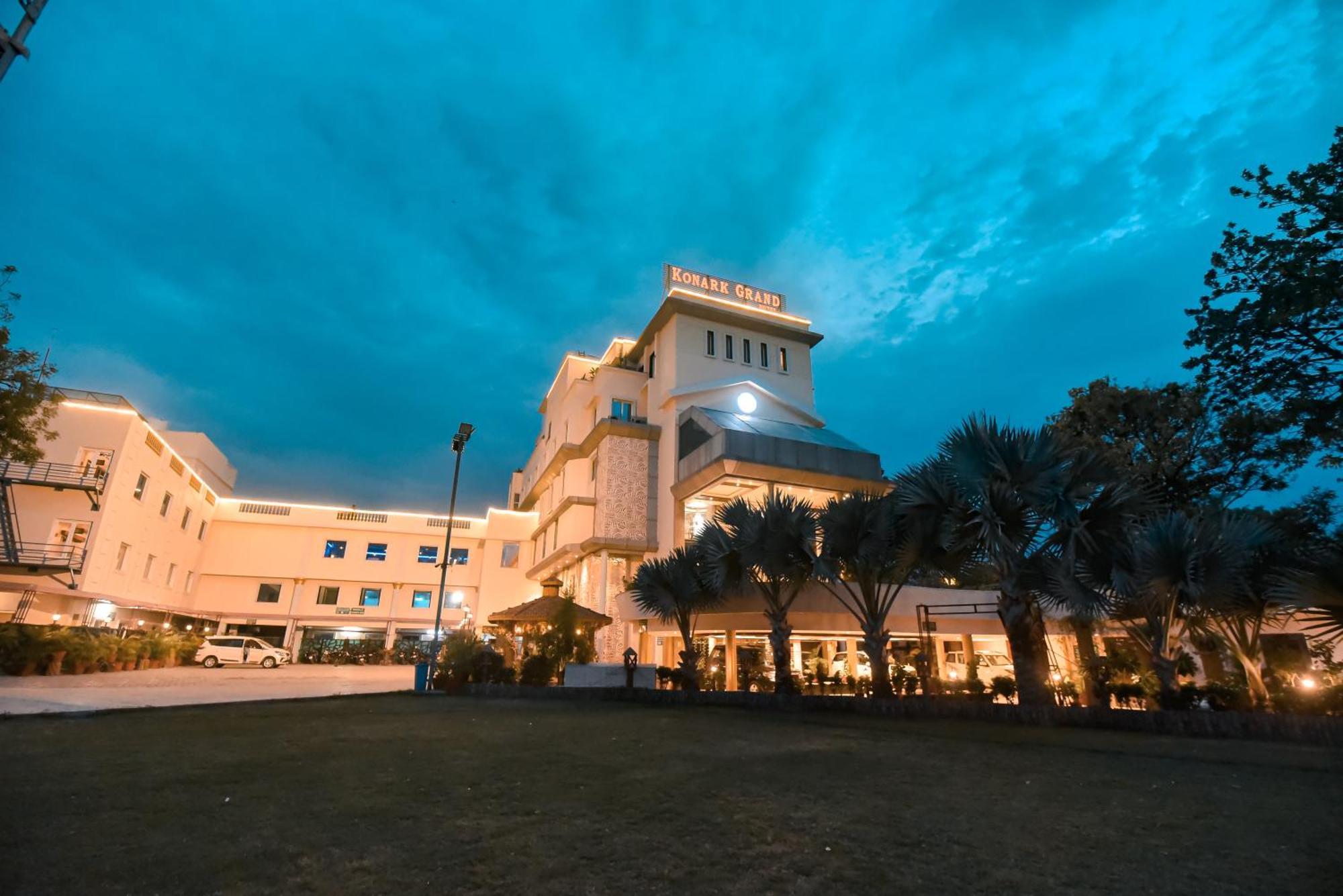 コナーク グランド ホテル Mirzāpur エクステリア 写真