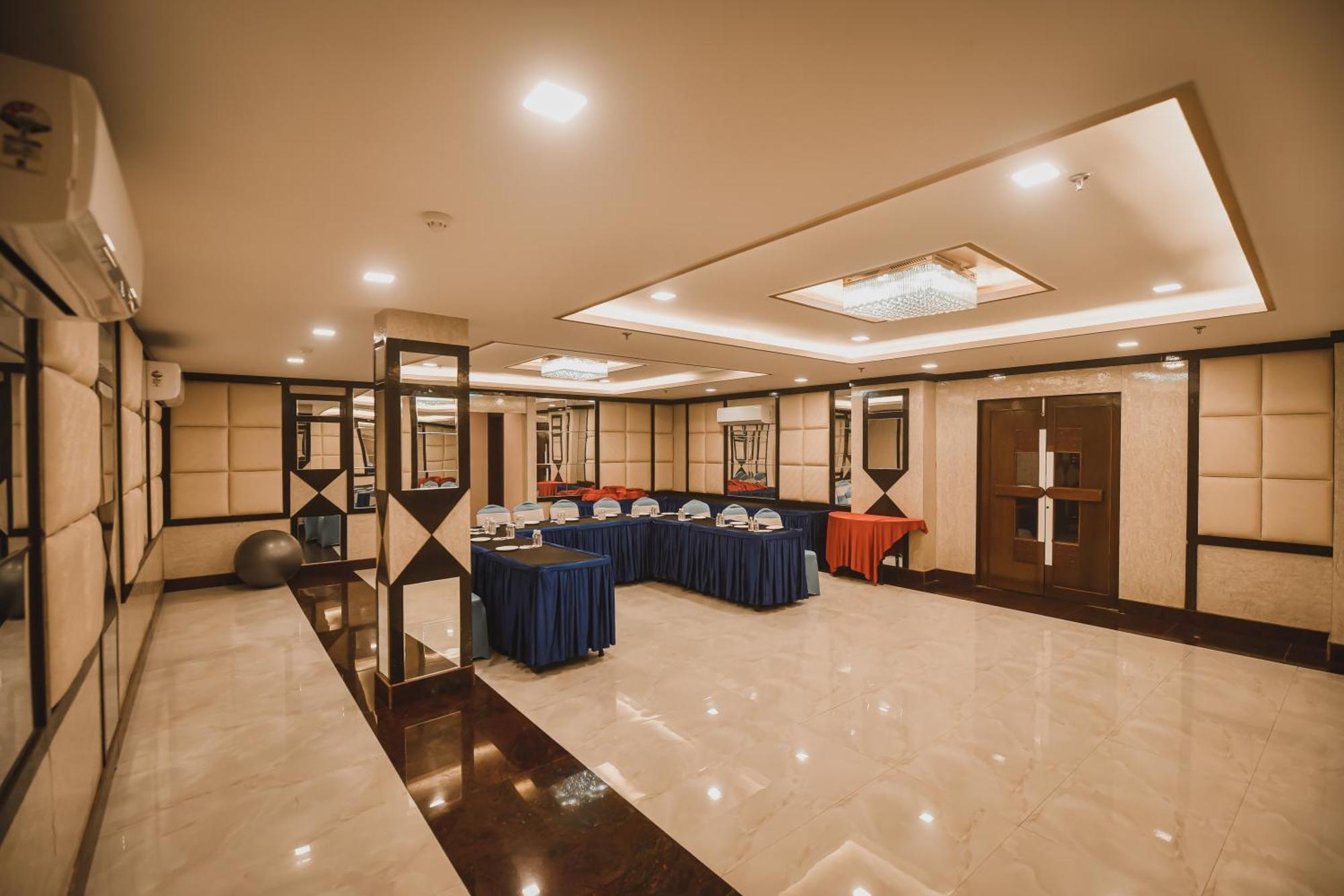 コナーク グランド ホテル Mirzāpur エクステリア 写真