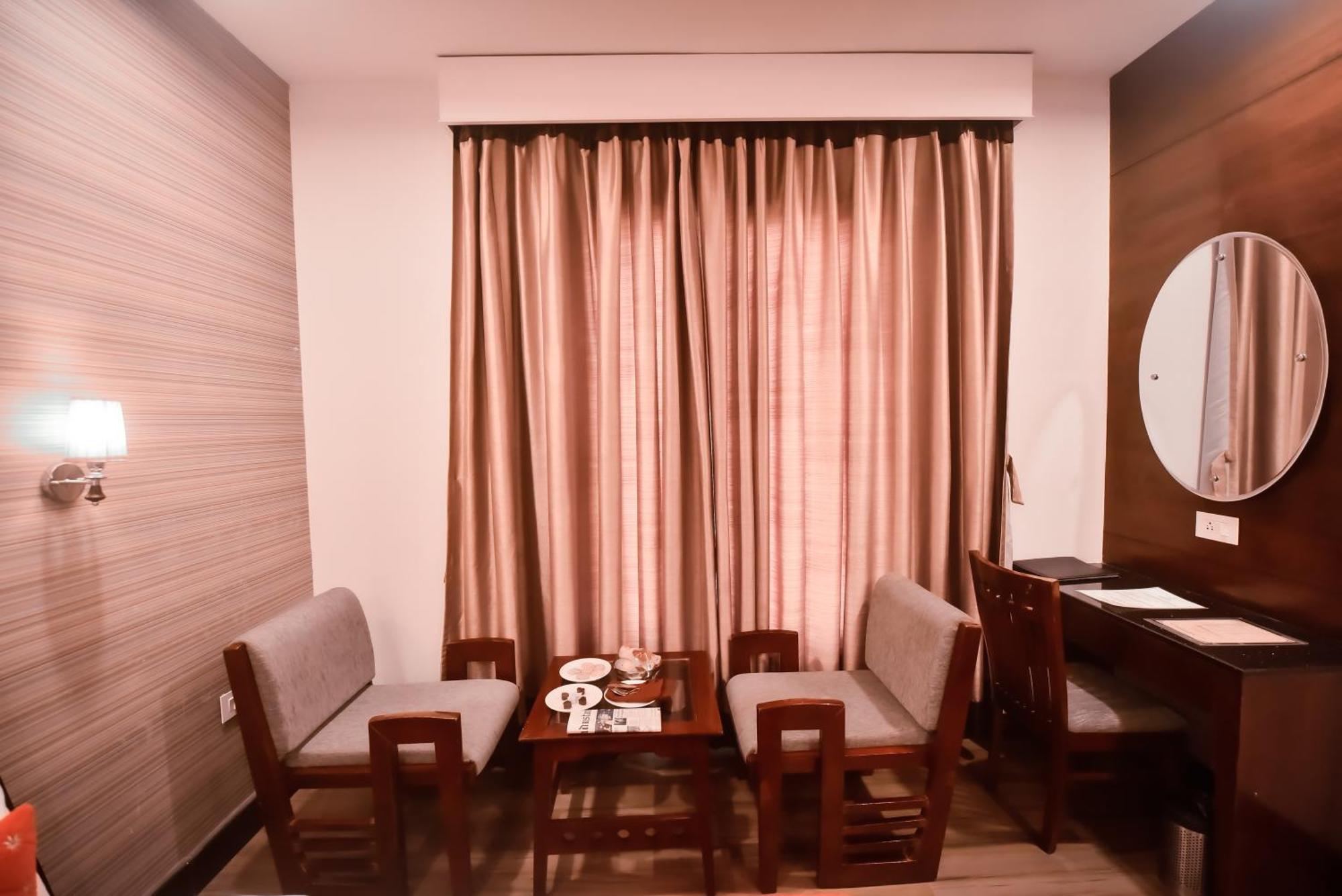 コナーク グランド ホテル Mirzāpur エクステリア 写真