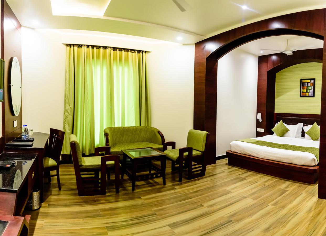コナーク グランド ホテル Mirzāpur エクステリア 写真
